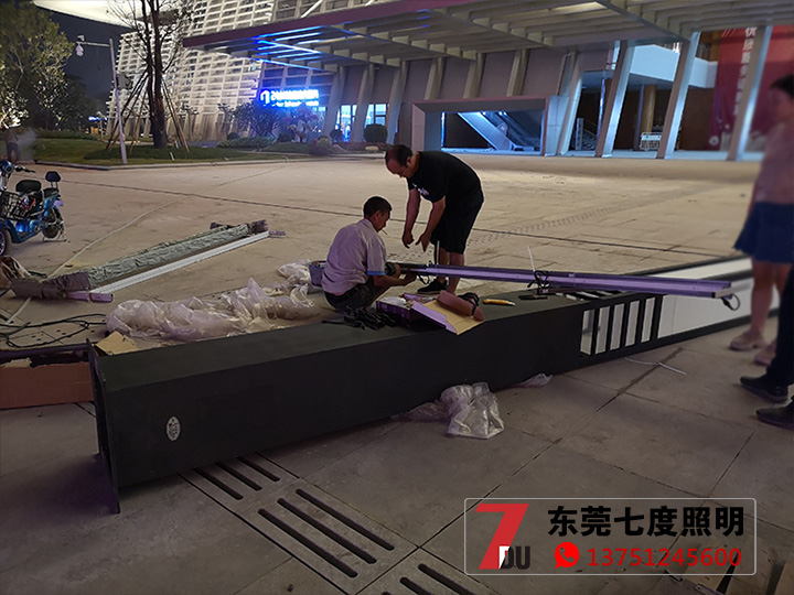 户外广场园林91香蕉在线观看柱安装现场实拍